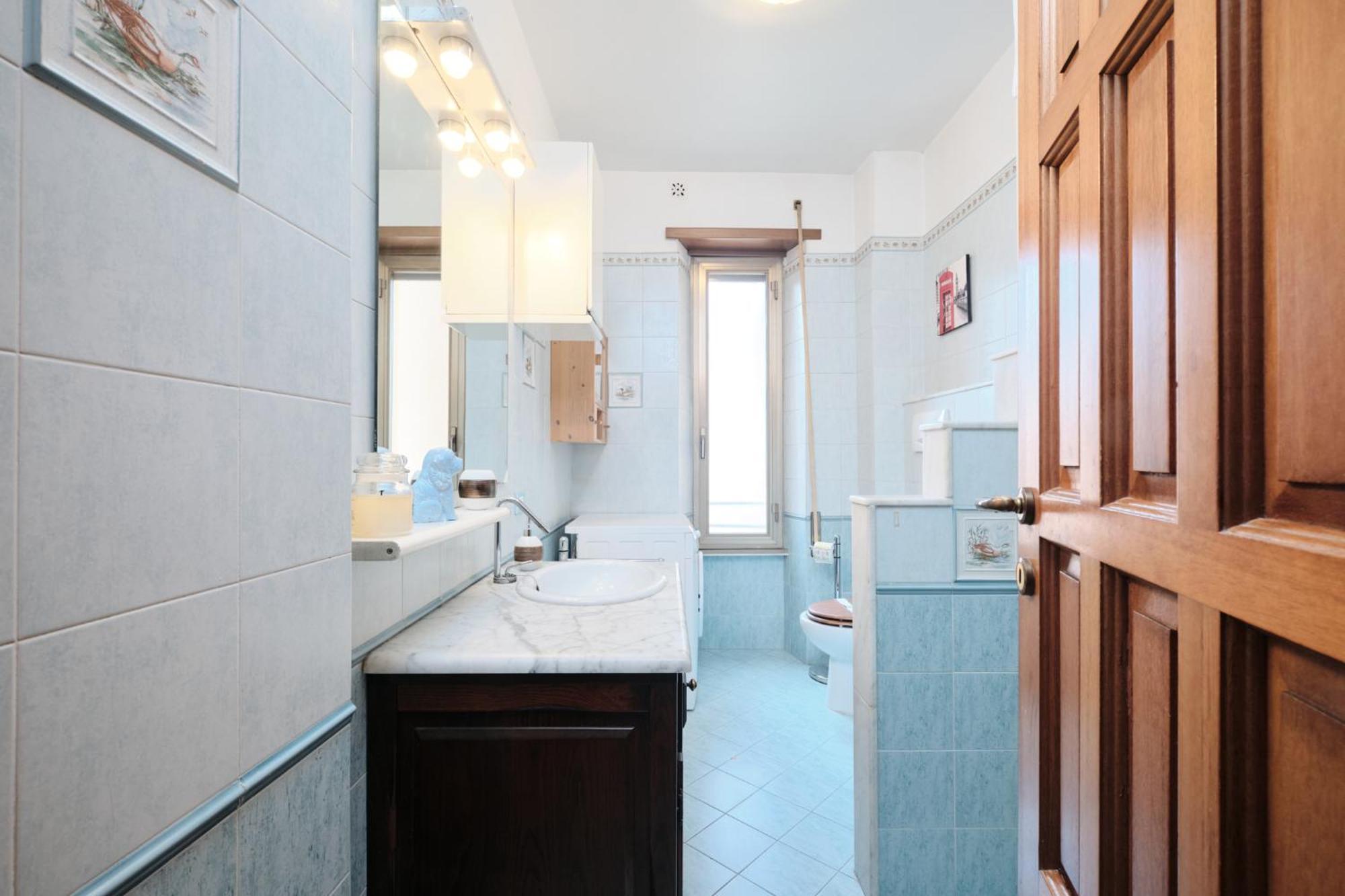 Metro A 10 Minutes - Free Wi-fi & Netflix Apartment Rom